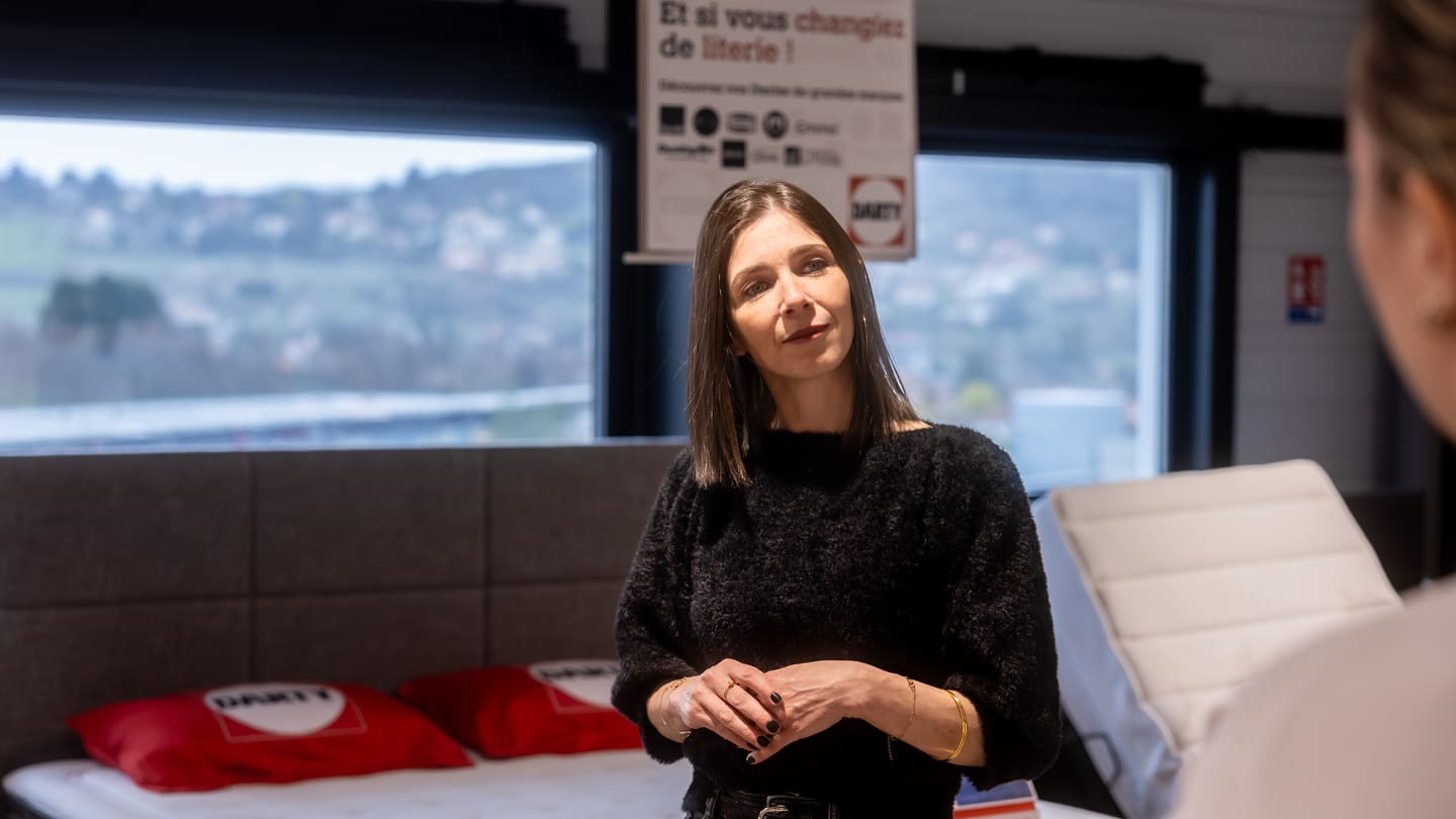 Une collaboratrice dans son environnement de travail, en magasin.