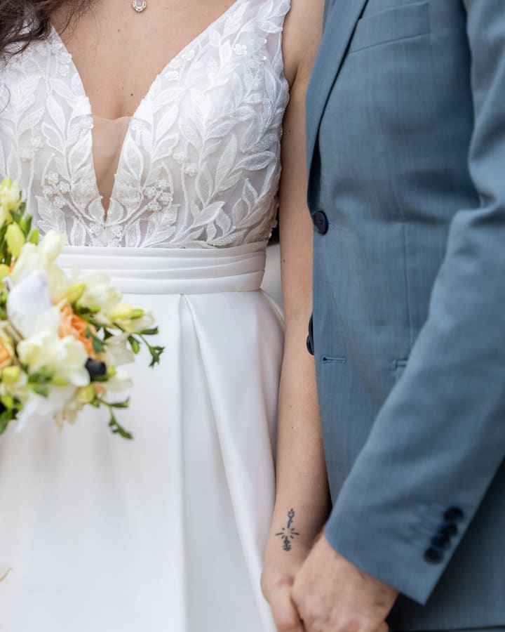 Une main posée sur la joue, juste avant un baiser, pendant un mariage