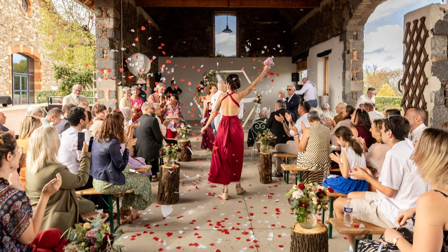 Une mariée, le soir, devant une guirlande de lumières hors de la mise au point