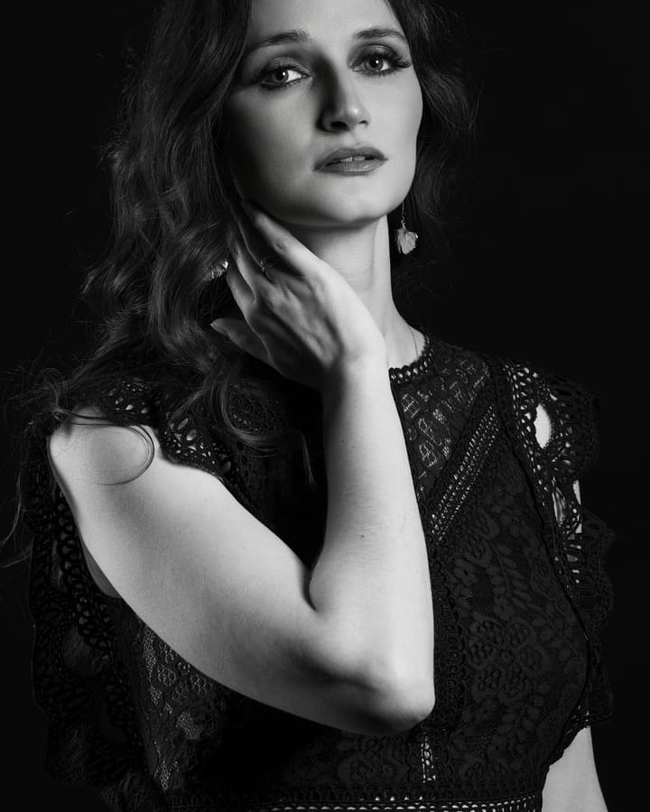 Portrait en noir et blanc, regard frontal et fixe