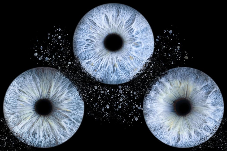 Un visage dans l’ombre, traversé par une lame de lumière