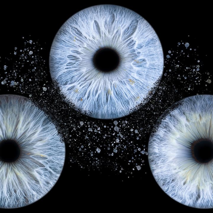 Œil de profil, cils en contre-jour sur fond sombre