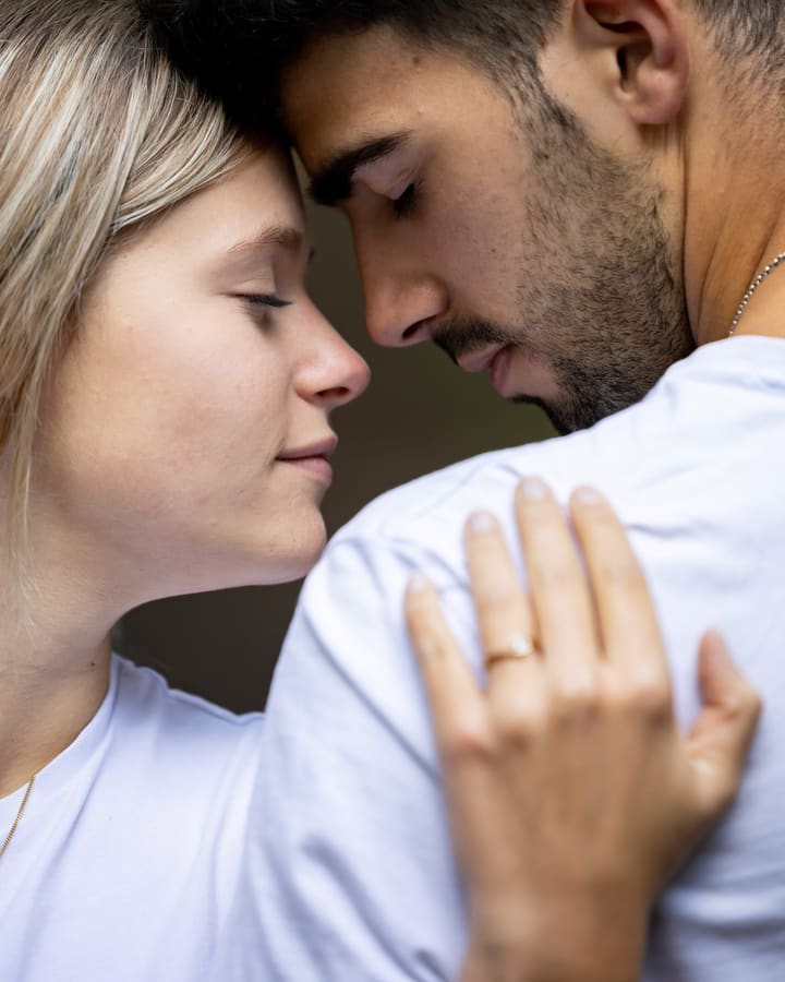 Une main posée sur la joue, juste avant un baiser, pendant un mariage