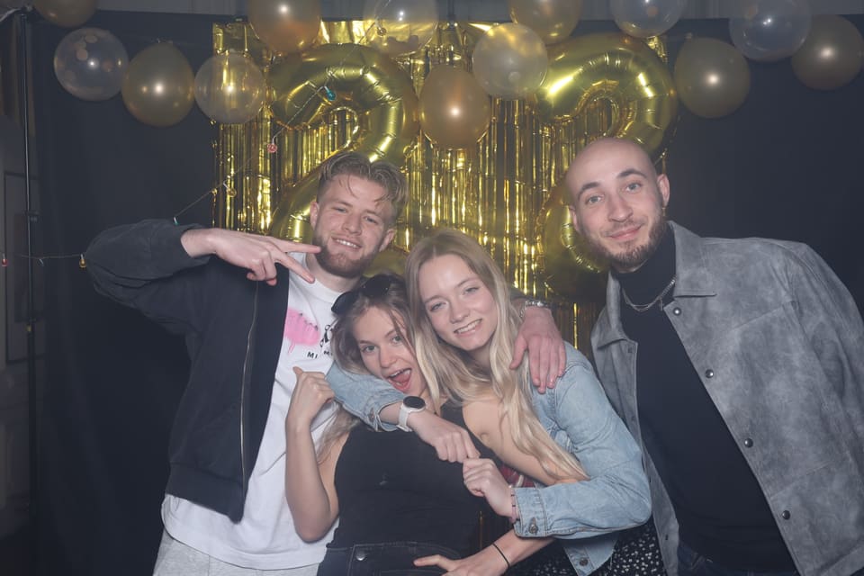 Des invités utilisant le photobooth pendant un événement.