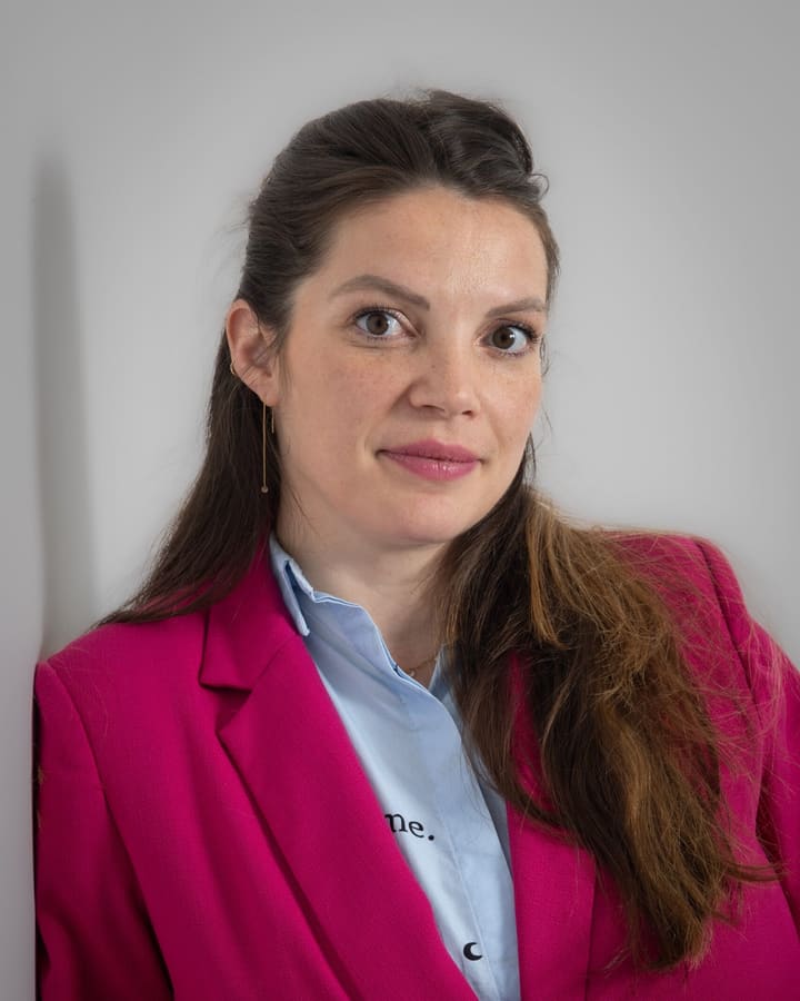 Portrait de face, cheveux bouclés, lumière douce sur fond sombre