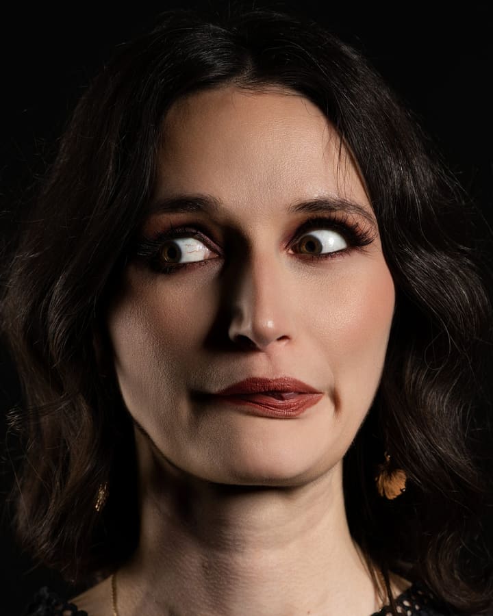 Portrait de studio en noir et blanc, regard baissé, lumière rasante