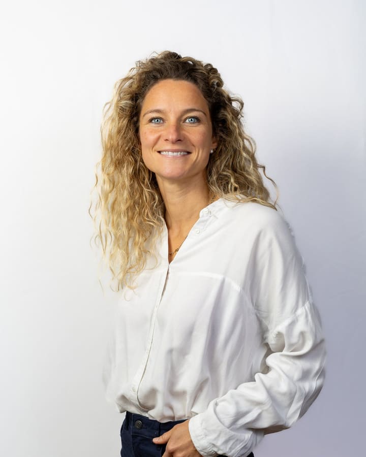 Portrait en extérieur, visage entre des branches en fleurs