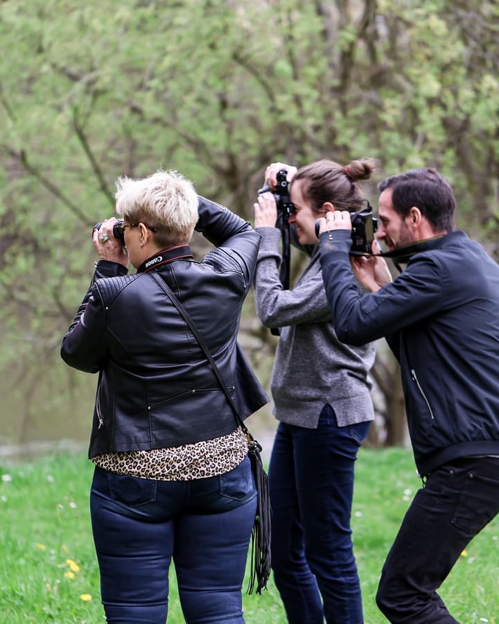 Participants photographiant en extérieur pendant un stage.