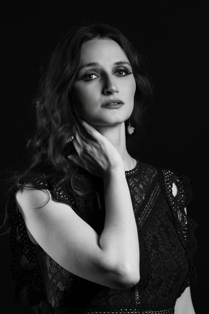 Portrait artistique de femme en noir et blanc au Puy-en-Velay