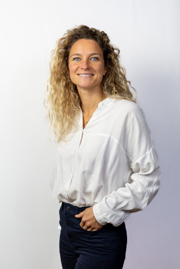 ortrait corporate d’une professionnelle réalisé en studio au Puy-en-Velay par Kevin un photographe corporate Haute-Loire