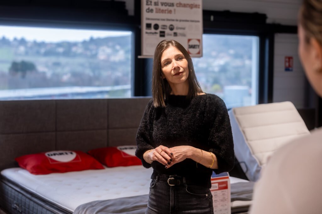 Photographie d’une collaboratrice dans son environnement professionnel lors d’un reportage en entreprise