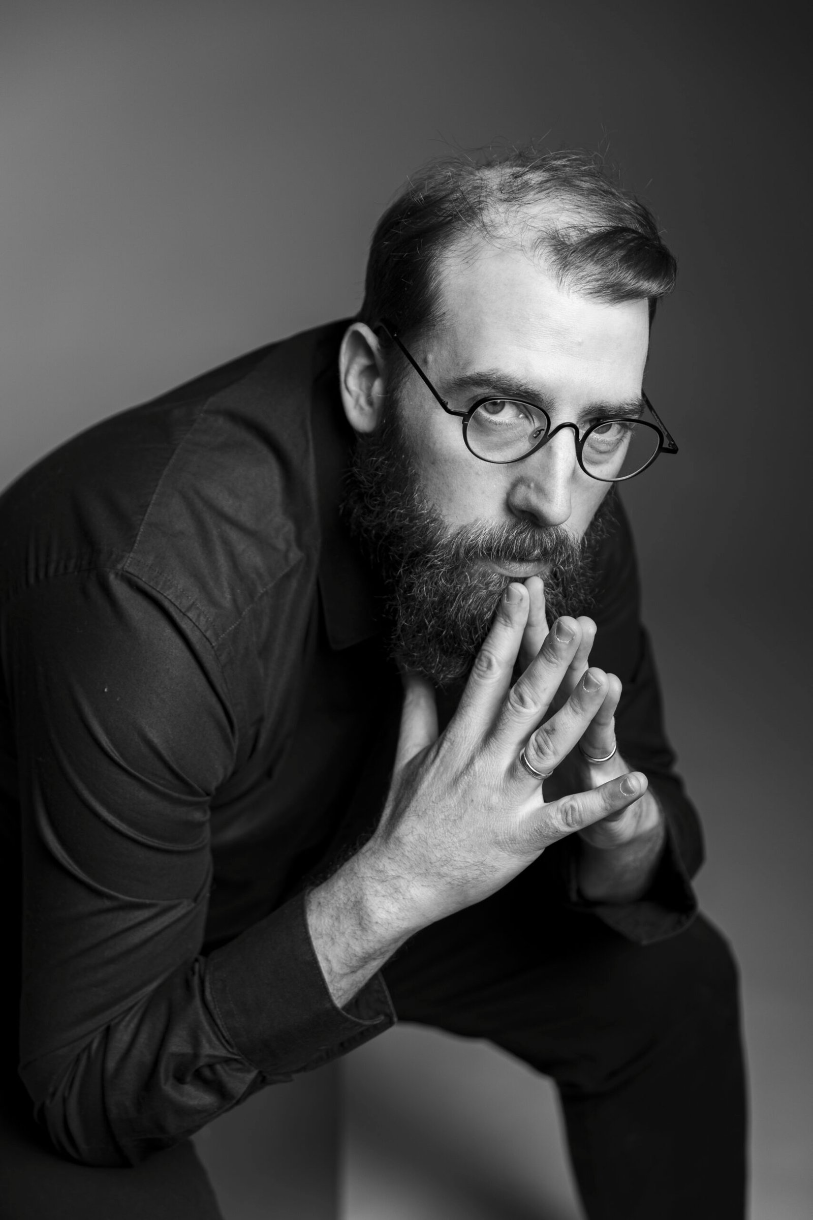 Photo noir et blanc d'un homme seul